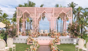 Compre un Impresionante Mandap de Boda de Tres Postes con Acabado Dorado, Arcos Metálicos de Última Generación, Conjunto de Mandap de Lujo para Bodas en Interiores - Product Image 4