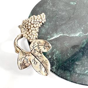 Tabla de Cortar Redonda Verde con Diseño de Uvas y Mango de Metal, Tabla de Cocina Premium para Exhibición en la Mesa y Regalos - Product Image 3