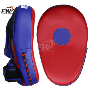Protège-mains de boxe en cuir PU durable rouge et bleu, incurvés, pour entraînement ultime, avec fermeture auto-agrippante - Product Image 1