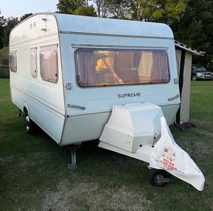 Mini-caravane moderne remorquable avec cuisine et salle de bain. - Product Image 1