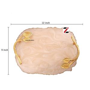 Bandeja/plato para servir multifuncional hecho a mano ovalada de resina blanca marfil crema elegantes asas doradas patrón geométrico decorativo - Product Image 4