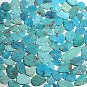 Piedra preciosa cabujón en forma de pera tallada en hoja de turquesa de Arizona Natural 8x10mm-13x33mm 105g precios mayoristas - Product Image 1