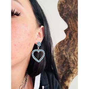 Pendientes Colgantes de Plata de Ley y Turquesa Kingman, Hechos en Navajo, con Forma de Corazón y Diseño de Racimo, Ideales para Regalo - Product Image 2
