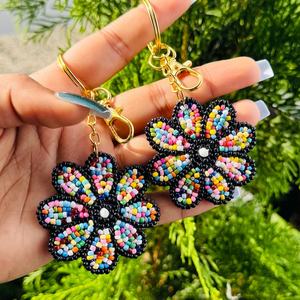 Llavero Bordado con Cuentas de Flores: Amuleto de Hibisco Hecho a Mano, Accesorio para Bolso, Cuentas de Semillas, Llavero para Coche - Product Image 2