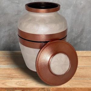 Petite urne funéraire en métal de 6 x 4 pouces - Conteneur commémoratif de 650 ml couleur ivoire et cuivre, artisanat rare avec sac - Product Image 2