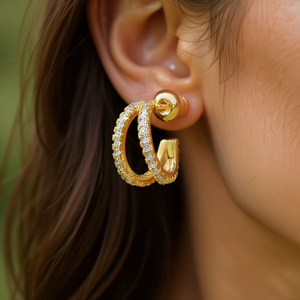 Orecchini dorati a doppio strato con zirconi sintetici e design di nicchia, orecchini a cerchio a C tempestati di diamanti, perfetti come regalo - Product Image 2