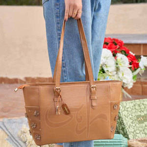 Sac fourre-tout pour femme en tissu brun avec des détails de patchwork subtils et un charme intemporel incarné par une fleur brûlée - Product Image 2