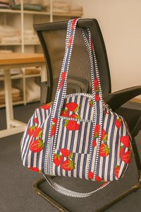 Bolsa de Lona Acolchada Hecha a Mano con Cierre de Cremallera, Bolsa de Viaje Informal Ecológica, Bolsa de Fin de Semana Deportiva (Estampado de Fresas) - Product Image 2