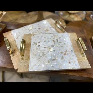 Plateau en bois moderne avec accents en nacre et poignée en métal doré Plateau de service fonctionnel et décoratif pour aliments - Product Image 1