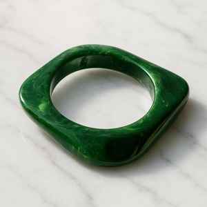 Brazaletes de resina facetada etérea - Product Image 6