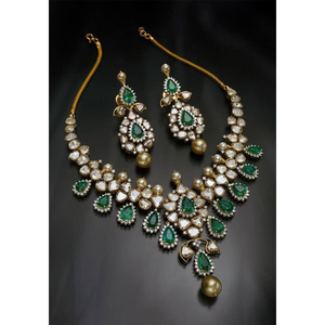 Conjunto de Collar y Aretes de Circonia Chapados en Oro de 24 Quilates de Alta Calidad, Hechos a Mano, para Mujer - Ocasiones de Boda y Fiesta - Product Image 3