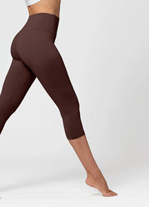 Scrunch Butt Capri Leggings para mujer Pantalones de Yoga de tiro alto con tela transpirable Impresión de logotipo personalizado Perfecto para entrenamiento de gimnasia - Product Image 5