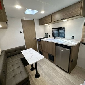 Caravane d'occasion 2024 F-o-r-e-s-t R-i-v-e-r Wildwood Fsx 164R-B-L-E à vendre pour le camping et les voyages - Product Image 1