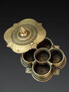 Boîte à épices en laiton au design traditionnel pour la décoration de cuisine ethnique, rehaussant l'espace avec un artisanat métallique authentique - Product Image 3