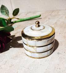 Caja Sindoor de latón y nácar Premium con diseño de incrustaciones florales artísticas para mujer Hermosa nácar Sindoor Dani - Product Image 6