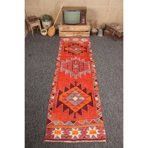 Alfombra Turca Vintage de 3x10 pies, Alfombra de Lana Geométrica Naranja y Rosa - Product Image 1