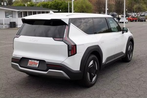 KIA EV9 2024, Ligera, Gran Autonomía, Tracción Delantera, Certificada, Usada, en Buen Estado, Volante a la Izquierda, Transmisión Automática, Cuero Oscuro, Turbo, Eléctrica - Product Image 3