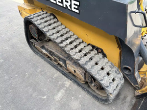 Cargadora de orugas John Deere 323E asequible, con tracción en las 4 ruedas y alto momento de carga - Product Image 6