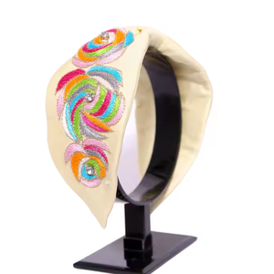 Bandeau exquis en perles de rocaille avec des perles multicolores, conçu pour les femmes qui apprécient les accessoires de cheveux haut de gamme et le style unique - Product Image 4