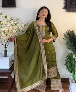 Le festival d'embellissements de perles porte un saree en organza avec des motifs floraux et des bordures de perles pour une élégance éthérée. - Product Image 3