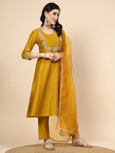 Conjunto de Kurta, Pantalón y Dupatta de Estilo Indio en Color Amarillo, Tela de Seda con Bordado de Hilo Plateado, Corte Holgado y Sencillo para Uso Diario - Product Image 5