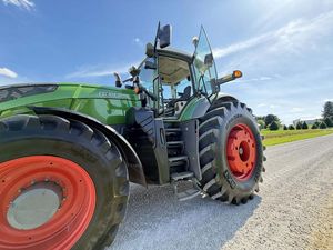 Tracteur Fendt 1050 VARIO abordable, doté d'un moteur 6 cylindres de 517 CV, d'une traction intégrale et d'une capacité de levage avant maximale de 12553 lb. - Product Image 6