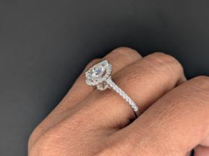 Bague de fiançailles et de mariage en or blanc massif 10k/14k/18k avec halo de diamants, diamant de laboratoire taille poire 1 carat pour femme - Product Image 4