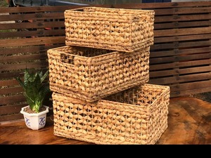 Esta cesta tejida, con forma de jacinto de agua y con asa de hierba marina, es perfecta para organizar artículos en el baño o la lavandería. - Product Image 3