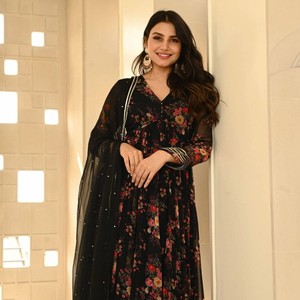 VASTRA COTTAGE Traje Anarkali de Algodón Puro Estampado con Gran Vuelo, Dupatta de Algodón a Juego y Conjunto de Plazzo de Algodón Suave - Product Image 2