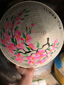 Sombrero Cónico Vietnamita Pintado a Mano Personalizado - Sombrero de Paja Tradicional Personalizado para Recuerdos y Decoración - Product Image 2