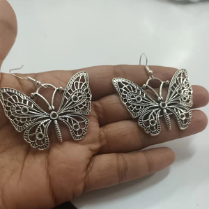 Boucles d'oreilles oxydées en forme de papillon Tranding personnalisées pour filles femmes en laiton plaqué or pour vêtements de fête - Product Image 1