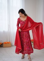 Meilleure Kurti pour femme en soie Banarasi, style actrice de série télévisée, motif à grand éclat, travail Gotta Patti, 22 kg de poids lourd, pour les fêtes et les occasions saisonnières