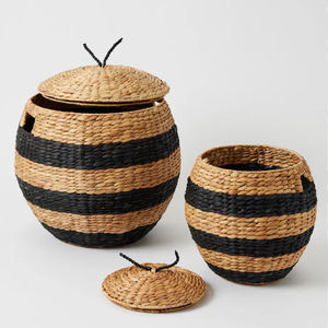 Juego de 2 Cestas de Jacinto de Agua de Alta Calidad, Cesta Tejida Natural con Diseño de Abeja, Cestas para Guardería Infantil Hechas en Vietnam - Product Image 1