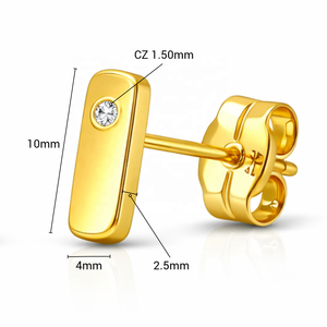 Boucles d'oreilles clous JJ BRAVO en or jaune 14 carats, serties de zircone cubique, design géométrique rectangulaire, style minimaliste - Product Image 4