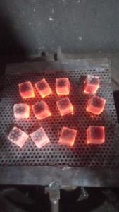 Briquettes de chicha de haute qualité fabriquées à partir de charbon de coque de noix de coco sont un excellent choix pour les acheteurs de charbon de bois et de sciure. - Product Image 2