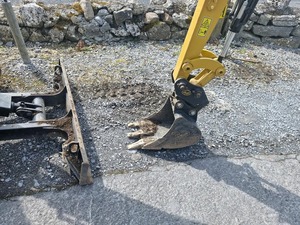 Caterpillar 301,5 Mini Digger 2023 Máquina de trabajo ligera con 226 horas 3 cubos Motor Caja de cambios Bomba PLC-para Centro de jardín - Product Image 6