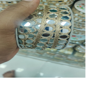 Fabriqué sur mesure avec des rubans brodés à la machine à miroir de différents modèles et de couleur or pour les robes de mariée - Product Image 1