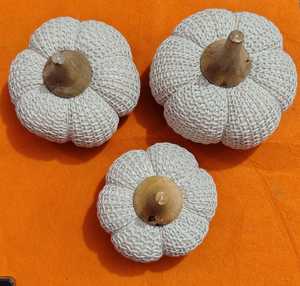 Juegos de calabaza hechos a mano de madera y ganchillo hechos a medida para decoraciones de Halloween ideales para tiendas de decoración del hogar - Product Image 2