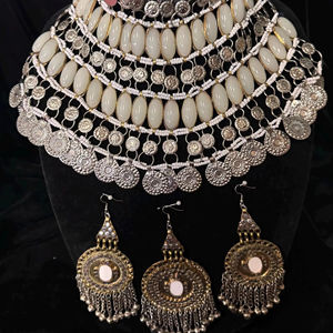 สร้อยคอเส้นใหญ่แบบดั้งเดิมของชนเผ่าที่มีลูกปัดรูปไข่สีขาวมันวาวหลายแถวจัดเรียงอย่างประณีต - Product Image 1