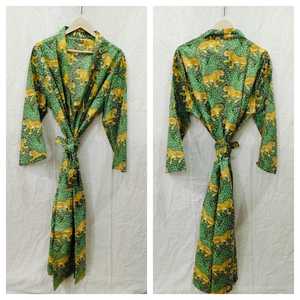 Bata de Lujo con Estampado Floral de Jaipur, Transpirable y Térmica, Talla Única, con Manga Media y Cierre de Lazo para Uso Nocturno en Invierno - Product Image 1