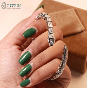 Anillo de Oro Rosa con Moissanita de Corte Redondo, Estilo Único y Lindo para Mujer - Product Image 2