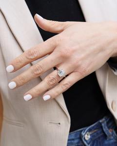 Anillo de Tres Piedras con Moissanita Corte Esmeralda de 10x8mm con Piedras Laterales de Moissanita Baguette, Chapado en Oro Blanco, Joyería de Compromiso y Boda - Product Image 2