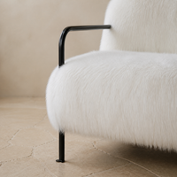 Fauteuil lounge en fausse fourrure blanche personnalisé, fauteuil d'appoint moderne pour salon avec accoudoirs tubulaires pour hôtel, villa