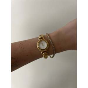 Montre vintage Sekonda avec bracelet gourmette, mouvement à quartz ovale de luxe, bracelet en acier inoxydable et cuir, affichage analogique sur cadran en verre - Product Image 1