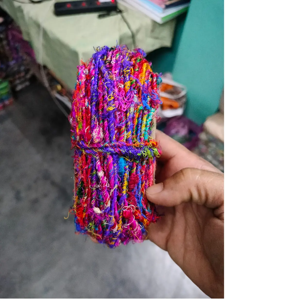 Filato di seta sari multicolore realizzato con fiber di seta sari riciclate colorate ideali per negozi di filati e fiber per la rivendita