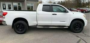 รถกระบะหรู GCC Tundra ปี 2013 มือสอง ระบบขับเคลื่อนสี่ล้อ เบาะหนัง ระบบควบคุมความเร็วอัตโนมัติ ระบบควบคุมความเร็วคงที่ สีขาว เกียร์อัตโนมัติ กล้องมองหลัง 360 องศา ไฟหน้า LED - Product Image 2