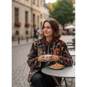 Veste réversible en satin et velours marron expresso avec broderies Anar Baagh Suzani aux motifs fleurs de marigold et rubis, produit fini - Product Image 6