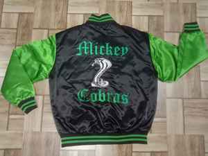 Chaqueta deportiva de equipo personalizada al por mayor, chaquetas de alta calidad personalizadas con cuello levantado bordado de satén para hombre de béisbol Varsity - Product Image 2