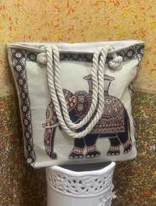 กระเป๋าหิ้วชายหาดแบบถุงผ้าปอกระเจาธรรมชาติเป็นมิตรกับสิ่งแวดล้อม ปี 2025 ขายส่ง ขนาดใหญ่ พิมพ์ลายตัวอักษรตามสั่ง พร้อมหูหิ้วเชือกและโลโก้ สำหรับใส่ของช้อปปิ้ง - Product Image 2