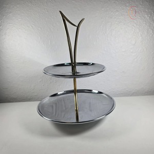 Support à gâteau en métal contemporain avec une construction solide, conçu pour les gâteaux, les cupcakes et les présentoirs de boulangerie - Product Image 3